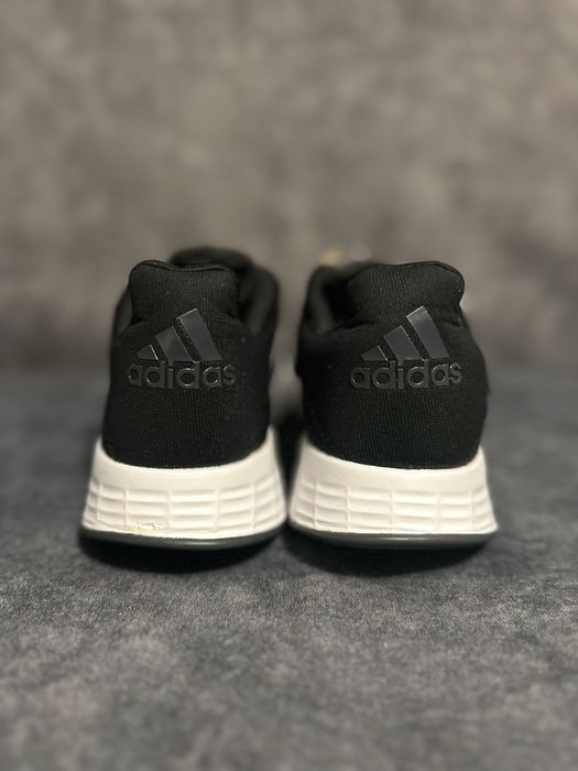Пропонуються оригінальні кросівки Adidas