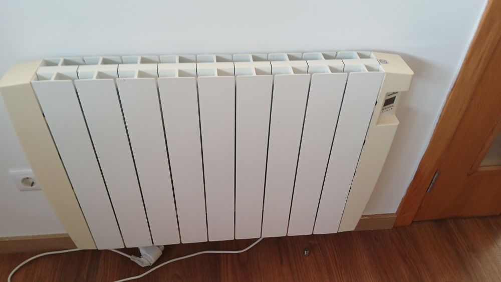 Aquecedor de parede elétrico  ,medidas altura 57cm ,cumprimento 86cm,trico