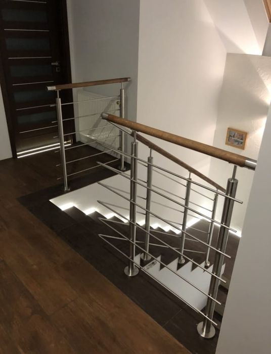 Balustrady ze stali nierdzewnej, malowane.