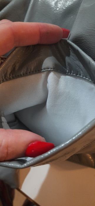 Кожаные лаковые брюки.