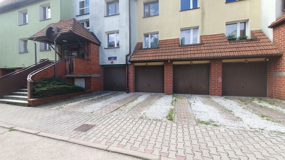 Sprzedam garaż 18,3m² z miejscem parkingowym na Oporowie przy ul. Zoli