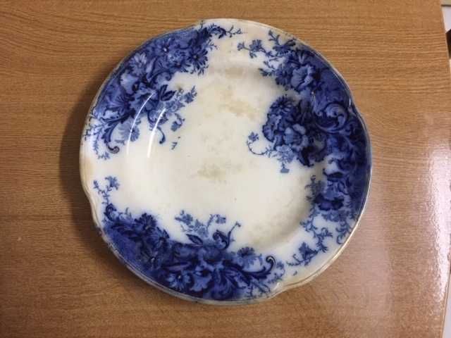 Plate + serving dish by SACAVÉM
