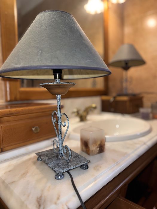 Varão de cortinas em ferro forjado e candeeiros