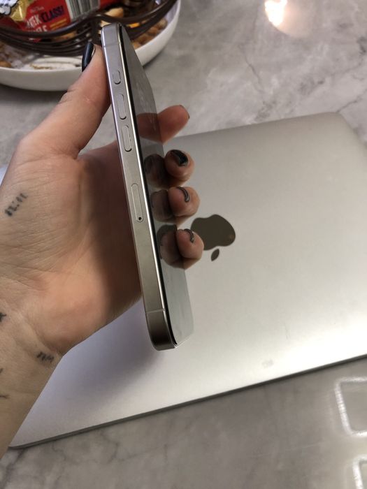 Айфон 15 про білий