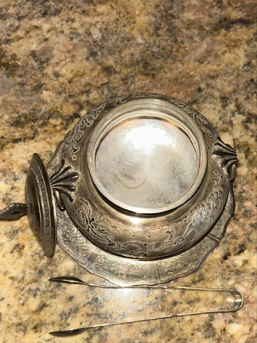 Stara platerowana cukiernica z podstawkiem i szczypcami do cukru