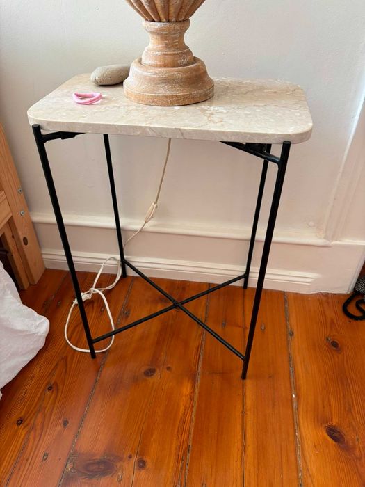 Mesa de cabeceira e candeeiro