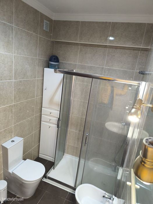 Apartamento T3, parcialmente mobilado. Pragal - Almada.