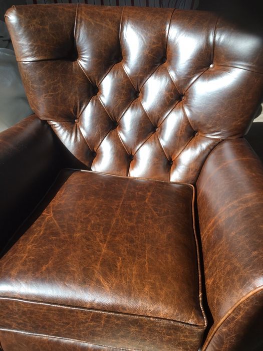 Fotel Chesterfield. Skora Dubai.