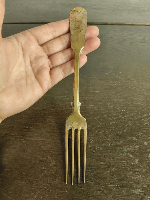 Stary widelec z monogramem B , podkową i koroną ²⁰⁴