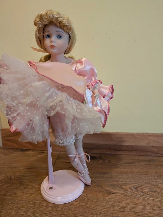Boneca bailarina em porcelana com suporte