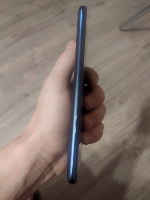 Продам телефон Samsung s20 fe 5g 6/128 в хорошому стані з невеликим дефектом