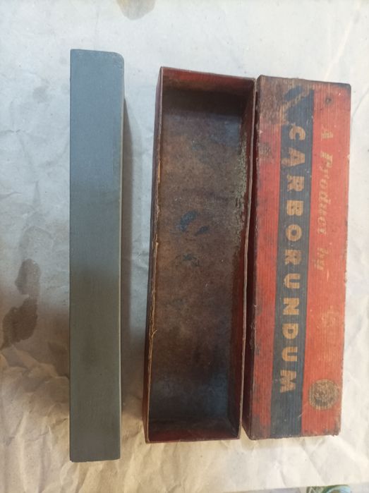 Вінтажний заточний камінь CARBORUNDUM у рідній коробці