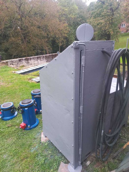 Zestaw hydraulicznych podnośników z agregatem sterującym