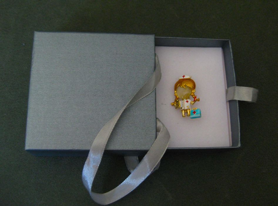 Alfinete / Broche / Pregadeira Enfermeira NOVO