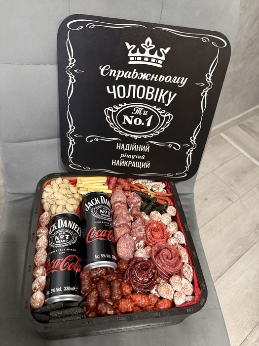 Їстівні букети. Бокс чоловічий. Букет з ковбасок
