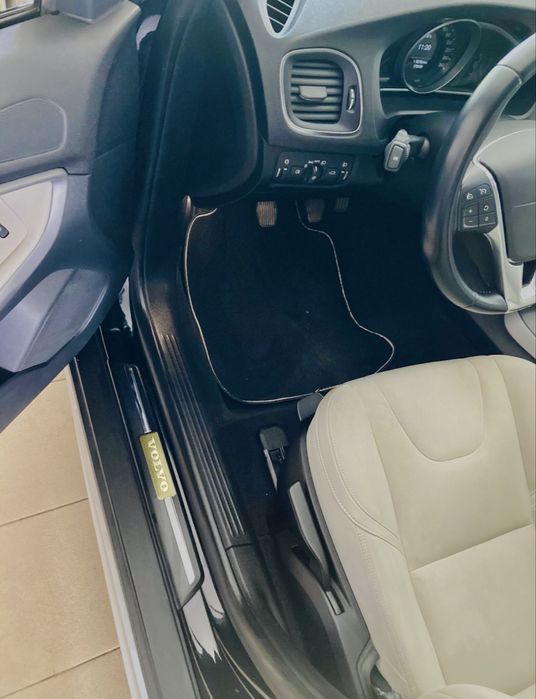 Volvo V40 1.6 D2 115cv Momentum Full Extras – Económico e Muito Estimado