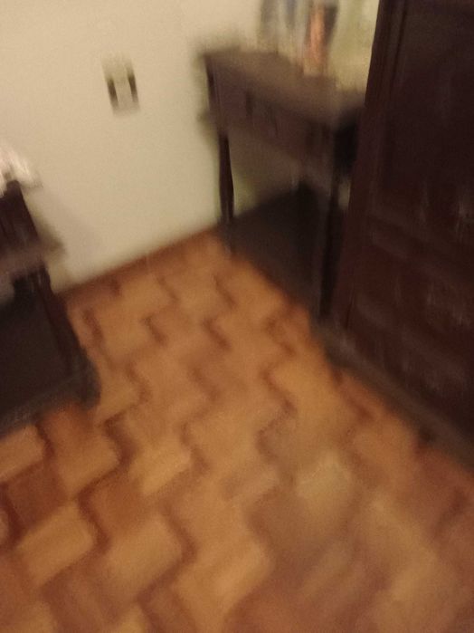 Mesa de cabeceira de castanho