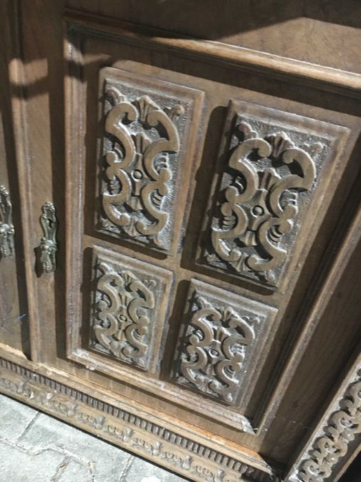 Móvel Hall, Talhado à mão