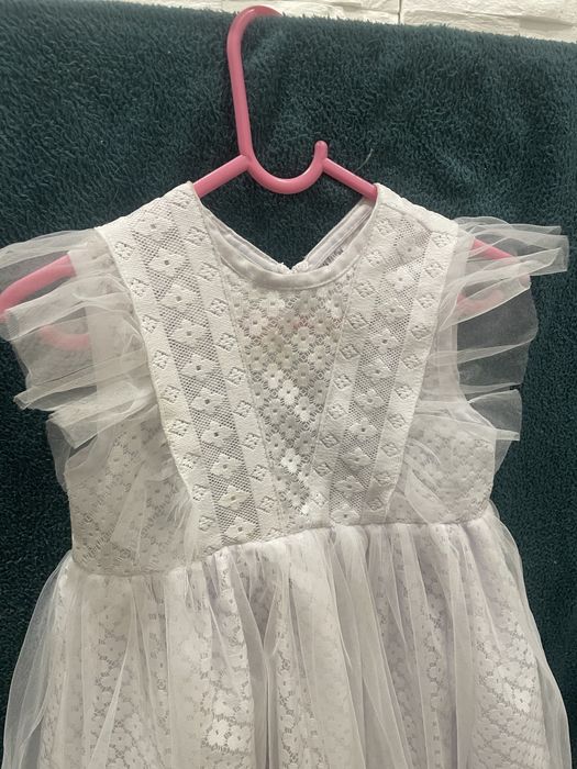 Sukienka  dla dziewczynki rozmiar 98 biala z falbankami