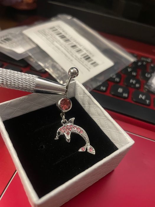 Пирсинг в пупок , язык .