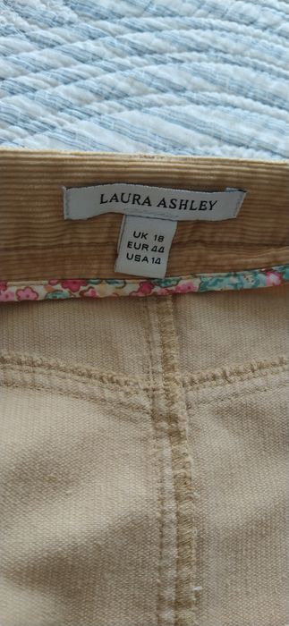 Dezenas de saias midi entre o 40 e 48