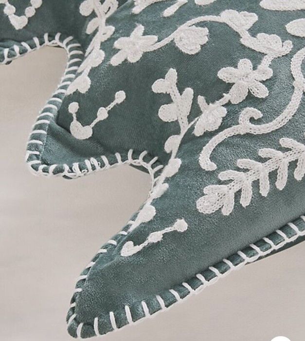 Подушка декоративна у новорічному дизайні від Стейсі Соломон