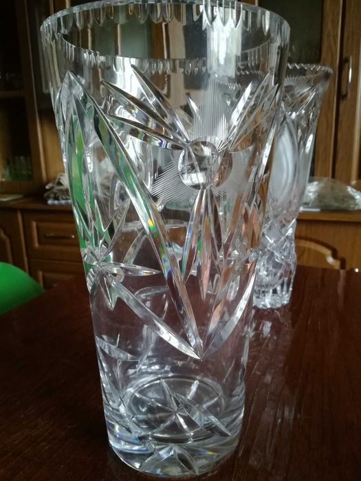 Вазы, вазочки, стопки, ложечки.