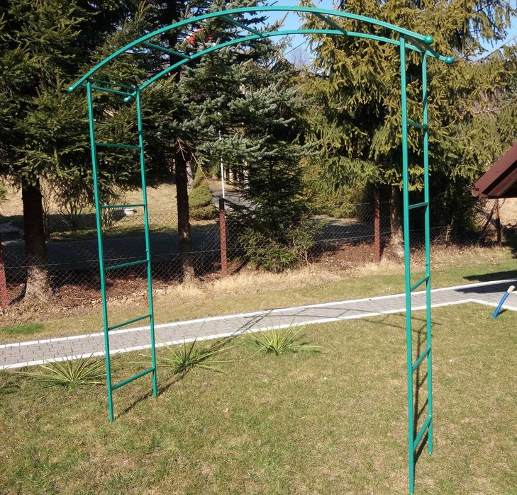 Pergola ogrodowa, metalowa na pnącza, róże, kwiaty