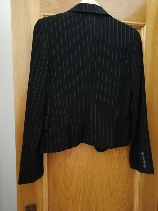 Fato de saia casaco preto com riscas brancas