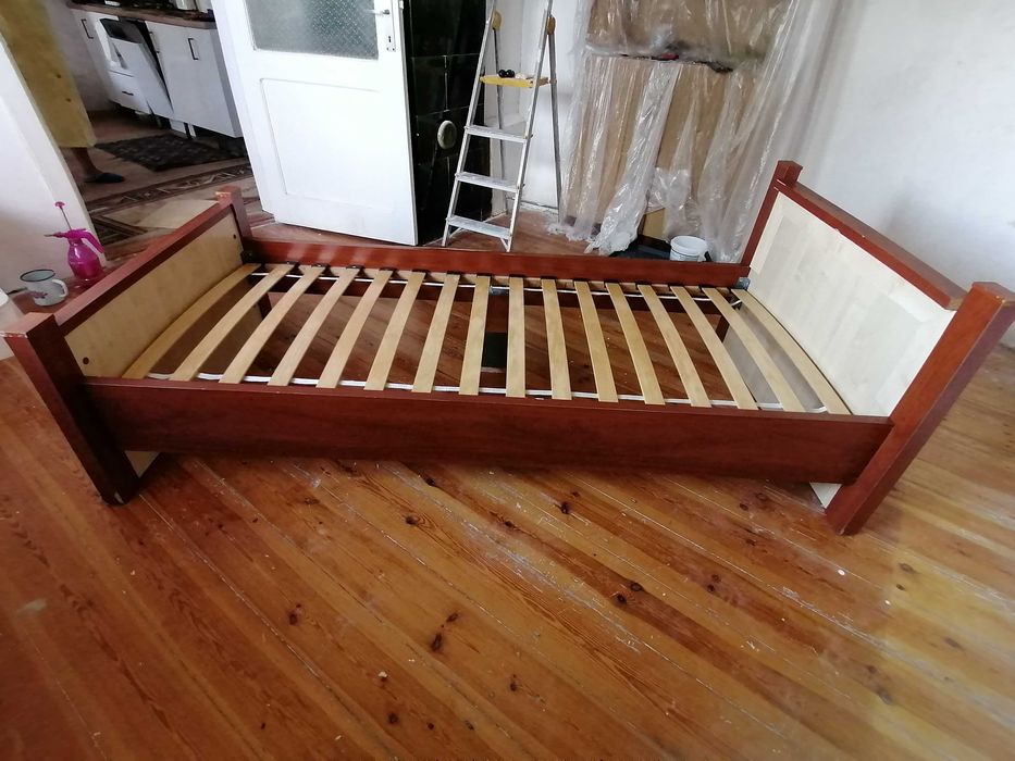 Łóżko (bez materaca) z rozkręcanym stelażem