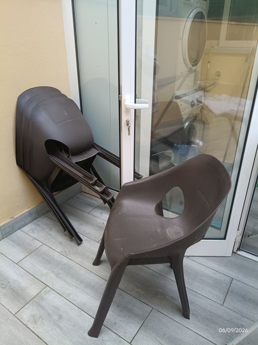 Conjunto 4 cadeiras e mesa