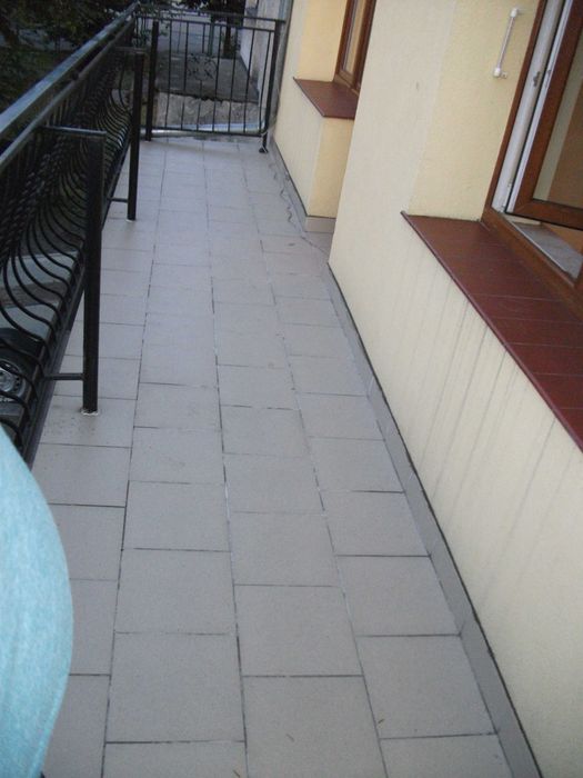 Mieszkanie na parterze z balkonem. 1300zł z ogrzewaniem. Brak odstępnego.