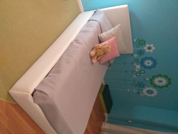 Cama individual com cabeceira branca em pele c/ colchão 90x190 (cm)