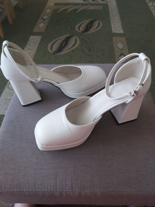 Buty na szerokim obcasie