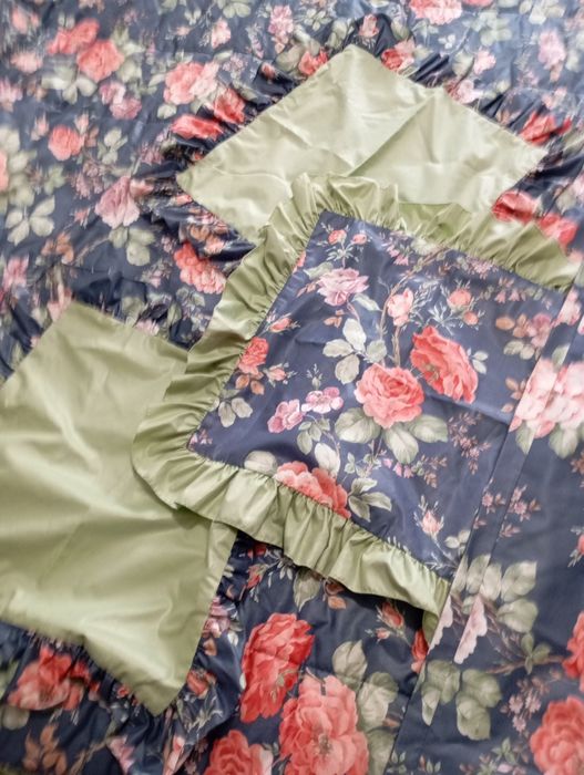 Colcha de casal com almofadas, travesseiros e camilhas. Oferta sanefa