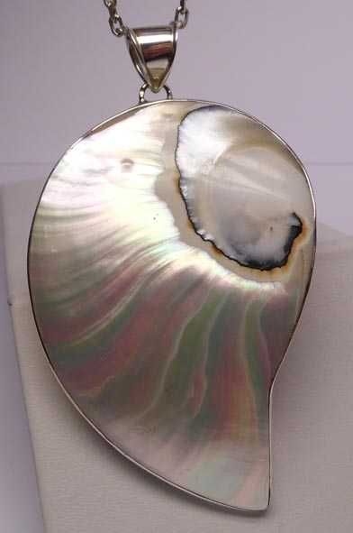 Srebrna zawieszka liść masa perłowa.