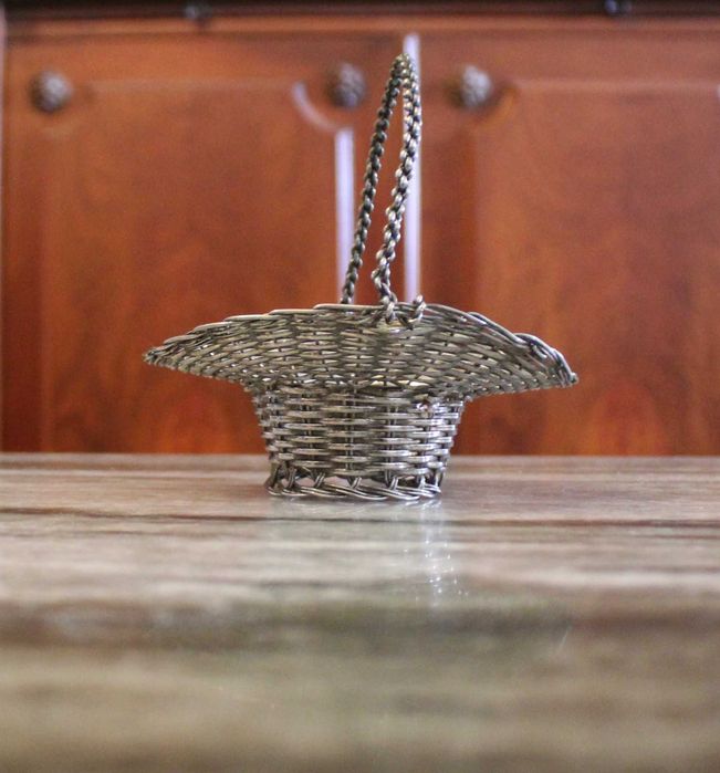 Cesto de arame prateado vintage, anos 70, lindo para decoração.