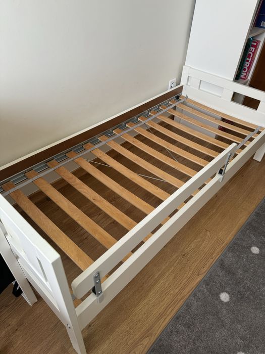 Cama c/estrado ripas com colchao.