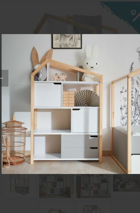 Stojak drewniany na ubrania.