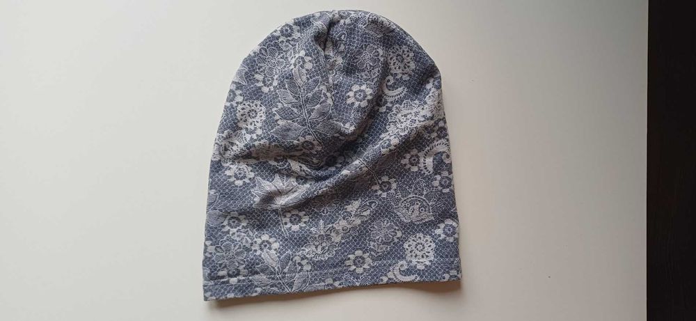 Cienka czapka w kwiatki