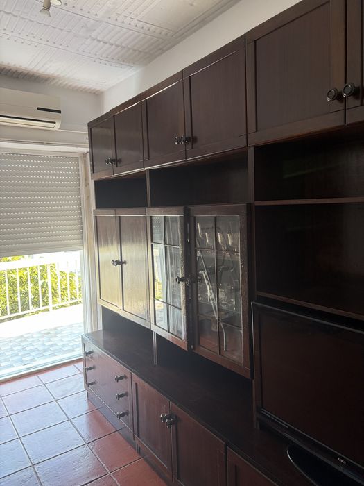 Móvel de Sala em Madeira Maciça de qualidade com vitrine e gavetas