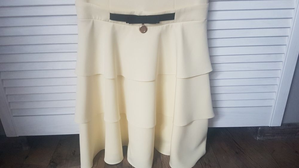 Sukienka w pięknym odcieniu koloru żółtego