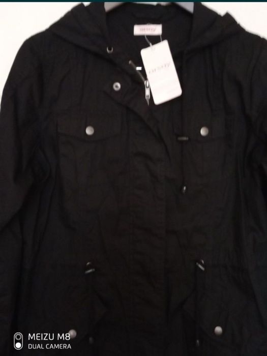 Стильна вітровка Orsay.