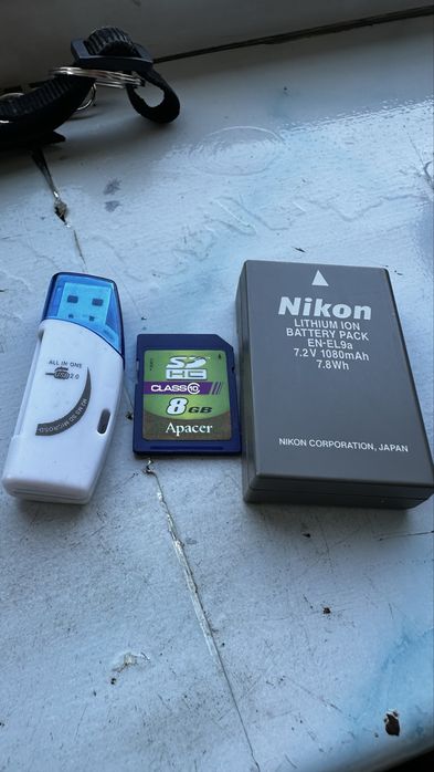 Nikon D3000 + об’єктив 18–55 мм