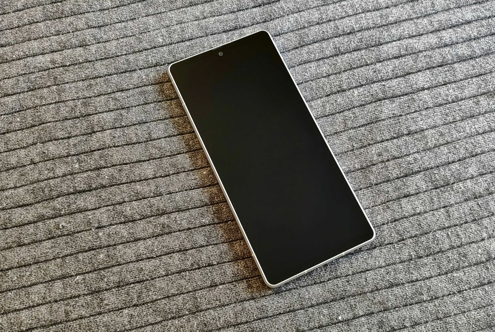 Компактный смартфон Sharp AQUOS S52D 6.39IGZO+OLED 240Гц, 2SIM, NFC