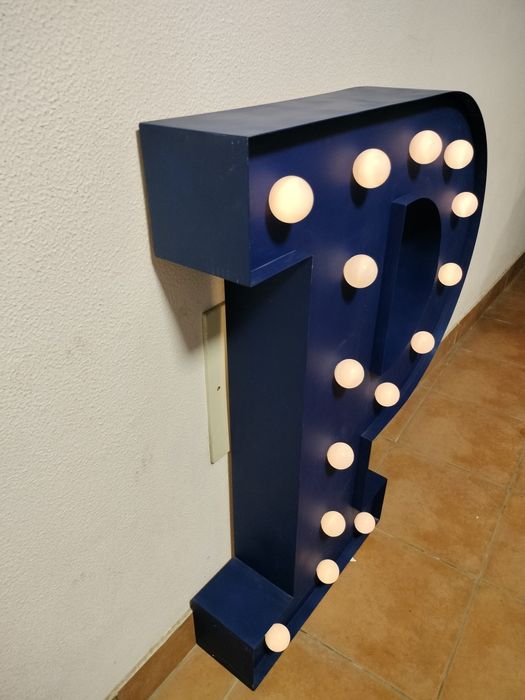 Letra P alumínio com luz