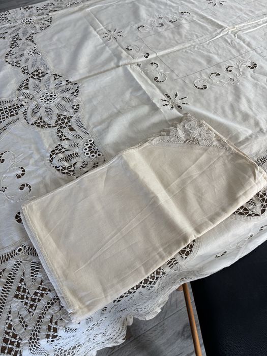 Toalha de mesa em linho com bordado manual e renda Bruxelas