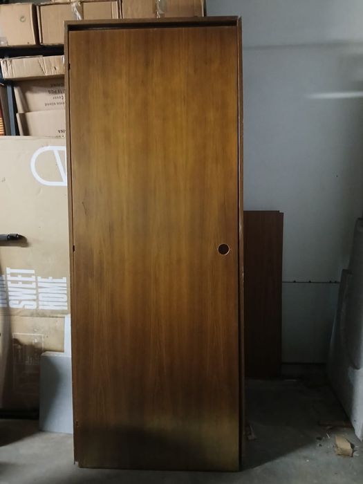 Uma porta e varios peromes em carvalho para corrimao de escadas