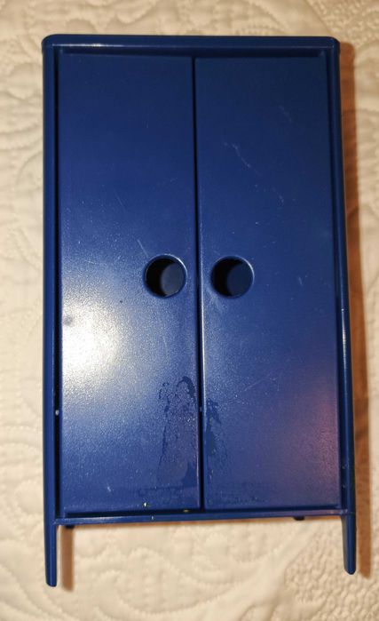 Spora szafa ikea z wieszaczkami, pasuje do motywu Barbie