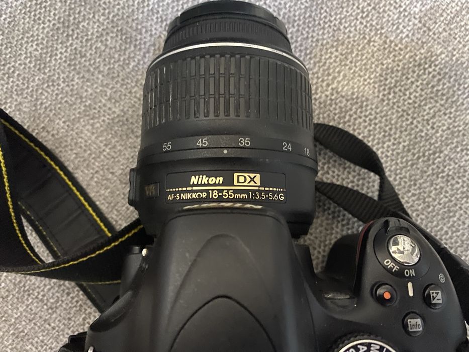 Камера Nikon D5100 зі штативом